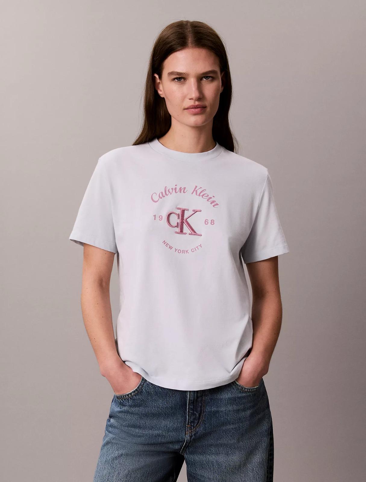 👕 Camiseta Calvin Klein Varsity Crest para Mujer